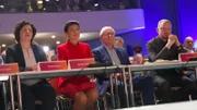 Auf dem Gründungsparteitag des BSW wird Sahra Wagenknecht von ihrem Ehemann Oskar Lafontaine begleitet. Im Bild von links: Amira Mohamend Ali, Sahra Wagenknecht, Oskar Lafontaine und Christian Leye