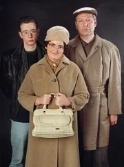 Heinz und Hilde Becker mit Sohn Stefan (v.r.: Gerd Dudenhöffer, Alice Hoffmann, Gregor Weber).