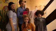 Wuffel bringt Familie Brockmann-Bell um den Schlaf. V.l.n.r.: Tess (Andrea Valls), Simon (James Merry), Evi (Tahliya Lowles) und Tom (Ellis-James Naylor).