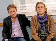 Camillas Vater Jan Höfer und Lukas Klein warten besorgt während Camilla operiert wird. Sie hoffen beide, dass sie bald ein normales Leben führen kann.