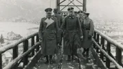 SS-General Hans Kammler (M.) auf dem Weg in eine rüstungstechnische Anlage bei Ebensee.
