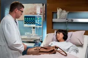 Während ihres Besuchs in Erfurt stürzt Ameena (Mira Mazumdar, r.) schwer und erleidet innere Verletzungen. Sie wird im Johannes-Thal-Klinikum von Dr. Elias Bähr (Stefan Ruppe, l.) versorgt.
