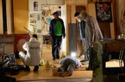 Künstler Domenicus Illner (Thomas Fehlen, liegend mit Komparse, l.) liegt tot in seinem Atelier. Reinhard Bielefelder (Bill Mockridge, 2.v.r.), Klaus Schmitz (Hartmut Volle, r.) und Dr. Lara Krüger (Dela Dabulamanzi, M.) untersuchen den Tatort.