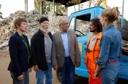 Reinhard Bielefelder (Bill Mockridge, 2.v.l.), Klaus Schmitz (Hartmut Volle, M.) und Vicky Adam (Katja Danowski, l.) befragen Batyr Sentürk (Mehdi Salim, 2.v.r.) und Sybille „Bille“ Tietschke (Bettine Langehein, r.).