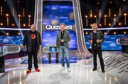 Moderator Jörg Pilawa (M.) mit den Kandidaten des Teams „Lachen“: Bernd Stelter (l.), Komiker und Henning Krautmacher (r.), Sänger der Höhner.