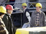 Auf der Baustelle herrscht angespannte Stimmung. Bauleiter Volker Angermann (Ronald Nitschke, 2.v.li.) ärgert sich darüber, dass eine falsche Lieferung angekommen ist und die Liefereinfahrt nicht frei ist. Sein Vorarbeiter und langjähriger Freund Mario Goepfert (Henning Peker, re.) soll das Auto wegfahren obwohl er über Sehbeschwerden klagt.