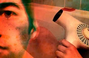 Mensch mit Föhn in der Badewanne, männliche Person; Bildcollage.