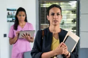Dr. Emma Jahn (Elisa Agbaglah) informiert Dr. Sherbaz (Sanam Afrashteh) über die Probleme ihrer Patientin.