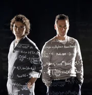 (4. Staffel) - FBI-Agent Don Eppes (Rob Morrow, r.) engagiert in schwierigen Fällen seinen Bruder Charlie (David Krumholtz, l.), einen genialen Mathematiker, als Berater ...