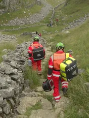 Sam McCreesh und Gavin McCune beim Spaziergang in der Malham Cove.
