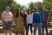 (v.l.n.r.) Todd (Mel Rodriguez); Erica (Cleopatra Coleman); Melissa (January Jones); Gail (Mary Steenburgen); Carol (Kristen Schaal); Mike (Jason Sudeikis)