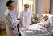 Dr. Heilmann (Thomas Rühmann, links) und Pfleger Hans-Peter (Michael Trischan, 2. von links) haben es nicht einfach mit Alfred Grammel (Herbert Köfer). Die Einzige, mit der er offen und herzlich reden kann, ist seine verstorbene Frau Ruth (siehe Bilderrahmen).