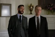 John Zabel (Hugh Dancy, l.); David Wellington (Linus Roache, r.)
