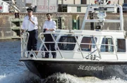 Von Bord der Silbermöwe fordern Axel Sommer (Oliver Breite, l.) und Fahri Celik (Hassan Akkouch, r.) die Verdächtigen, ihr Boot zu stoppen.