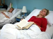 Wie das Schicksal es so will, landen zwei Frauen zusammen in einem Zimmer, die sich eigentlich spinnefeind sein müssten: Ute Lohmann (Theresa Hämer, rechts) und Anna Eisert (Fiona Coors). Allerdings weiß nur Anna, mit wem sie es zu tun hat und ist dementsprechend gehemmt und zurückhaltend. Ganz anders als Ute, die zu Anna schnell Sympathie aufbaut.