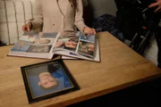Frau sieht sich das Fotoalbum an