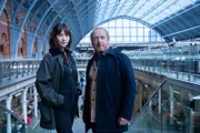 DS Layla Walsh und DI Max Arnold suchen im Bahnhof St Pancras nach einem entscheidenden Detail, das zur Lösung des Falls beitragen könnte.