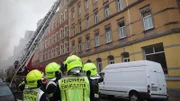 In einem Mehrfamilienhaus in Chemnitz brennt der Dachstuhl. Ein Großaufgebot der Feuerwehr soll verhindern, dass die Flammen auf benachbarte Gebäude übergreifen.