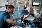 Die 18-Jährige Sanna Wieland (Linda Rohrer, r.) hat sich am Arm verletzt und wird in der Schockbox von Mikko Rantala (Luan Gummich, l.) versorgt.