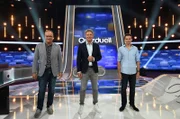 Moderator Jörg Pilawa (M.) mit den Kandidaten des Teams "Comedy": Moderator Oliver Welke (l.) und Comedian Fabian Köster (r.).