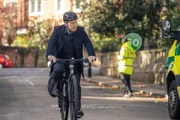 DI Max Arnold (Adrian Scarborough) ist auf dem Fahrrad zu seinen Einsätzen in Chelsea unterwegs.