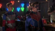 Vorne, l-r: Henry Hart (Jace Norman), Captain Man / Ray Manchester (Cooper Barnes)