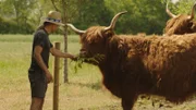 Landwirt Johann Zehentner bekämpft die Zackenschote, eine invasive Pflanze, die sich schnell ausbreitet und heimische Arten verdrängt.