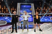 Moderator Jörg Pilawa (M.) mit den Kandidaten des Teams „Carrière“: Matthieu Carrière (r.), Schauspieler und Elena Carrière (l.) Model und Influencerin.