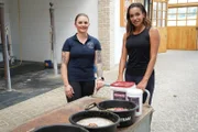 Andrea Schlager (r.) und Diana Porsche beim Zubereiten des Frühstücks für die Pferde.