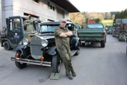 Stephan neben einem Oldtimer.