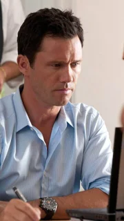 Michael Westen (Jeffrey Donovan) plant, ein Bankschließfach auszurauben. Doch dabei benötigt er ausgerechnet die Hilfe seiner Mutter.