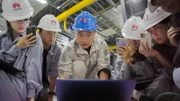 Neue Mitarbeiter von Huawei in China gehen durch ein anstrengendes Ausbildungstraining.