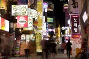 Leuchtreklamen in einer belebten Straße von Seoul