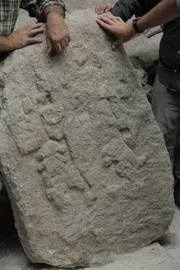 Nahaufnahme einer alten Maya-Stele mit dem Porträt eines Königs, die in El Mirador, Guatemala, gefunden wurde.