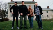 Steve Gonsalves und Jason Hawes stehen vor dem George-Taylor-Haus mit den Kunden Jason Kern und Candace Maxwell.