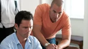 Michael Westen (Jeffrey Donovan, l.) und Jesse Porter (Coby Bell) untersuchen einen Fall, an dem Jesse vor seiner Kaltstellung gearbeitet hat. Dabei stoßen sie auf ein Bankschließfach, an dessen Inhalt ihre Widersacher offenbar großes Interesse haben.
