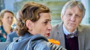 Autorin Rose Marquardt (Artemis Chalkidou, li.) sieht in dem Politiker Dr. Heiner Harmsen (Lutz Blochberger, re.) ihren neuen Bestseller.