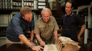 Josh (r.) liest die Tafeln eines entfernten Denkmals im städtischen Lagerhaus von Charleston, South Carolina.