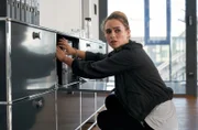 Celina Kaltenbrunner (Vita Tepel) sucht nach Beweisen, die mit dem Tod ihres Freundes zu tun haben.