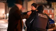 Personenkontrolle in der Stralsunder Altstadt durch Hartung und Schmidt.