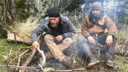 L-R: Grady Powell und Bill McConnell beim Fischkochen auf ihrem Campingplatz in Oregon. L-R: Grady Powell und Bill McConnell beim Fischkochen auf ihrem Campingplatz in Oregon.