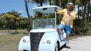 Josh Gates fährt mit einem Golfwagen um Gasparilla Island in Florida, benannt nach dem legendären Piraten Jose Gaspar.