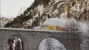 Im Winter muss regelmäßig meterhoher Schnee von der Bahnstrecke geräumt und die Tunnel der Albula- und der Berninalinie von Eis befreit werden.