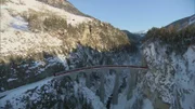 Das 65 Meter hohe Landwasserviadukt, erbaut im Jahr 1901, ist eines der berühmten Wahrzeichen der Rhätischen Bahn. Es gehört zum UNESCO-Weltkulturerbe.