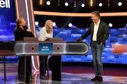Moderator Jörg Pilawa (r.) mit den Kandidaten des Teams „Becker“: Ben Becker (l.), Schauspieler mit Tochter Lilith Becker (2.v.l.).