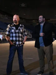 Jason Hawes (l.) ist im Mississippi Coast Coliseum and Convention Centre, um den Kunden Michelle und Bryan zu helfen, das Unerklärliche zu erklären.