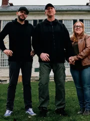 Steve Gonsalves (l.) steht vor dem George-Taylor-Haus mit den Kunden Jason Kern (2.v.l.) und Candace Maxwell (2.v.r.).