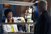 Kasie Hines (Diona Reasonover, l.); Leroy Jethro Gibbs (Mark Harmon, r.)