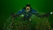 Uli Kunz hilft Umweltschützern dabei, Geisternetze aus der Ostsee zu bergen. Die zum Teil Tonnen schweren Netze können zur tödlichen Falle für Fische, Seevögel und andere Organismen werden.