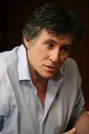 Dr. Paul Weston (Gabriel Byrne)